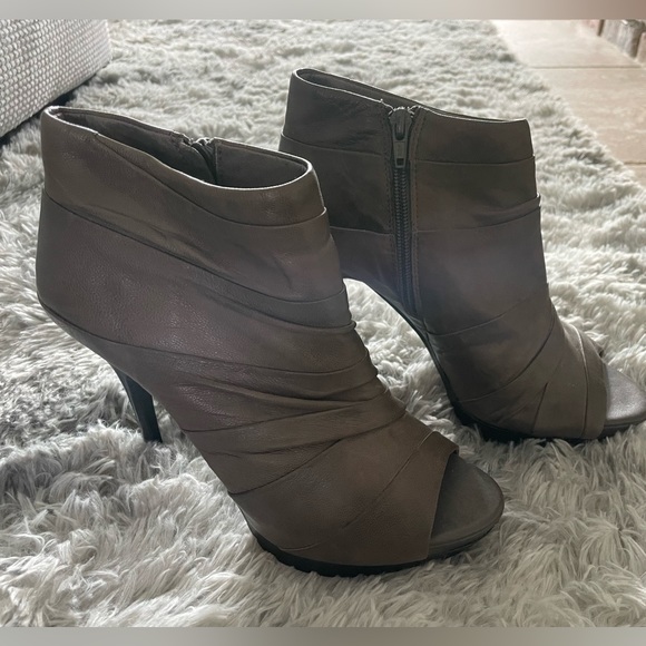 Women’s heeled peep toe booties - Picture 2 of 7